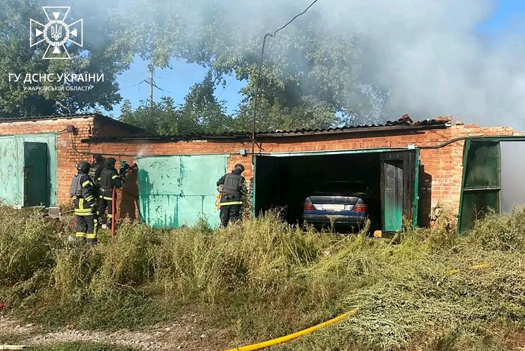 Спалахнули під час обстрілу гаражні кооперативи на Харківщині